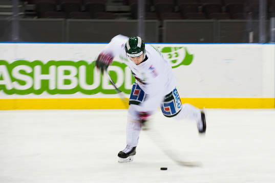 Frölundas Carl Grundström skjuter