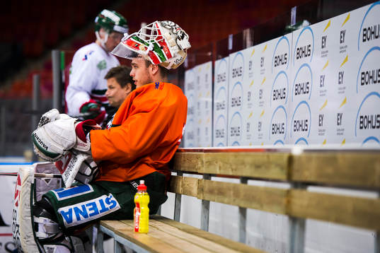 Frölundas målvakt Johan Gustafsson på bänken
