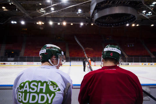Frölundas Christoffer Ehn och Jacob Larsson diskuterar på