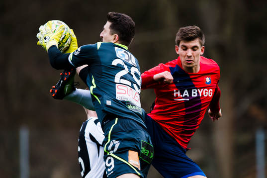 Landskronas målvakt Ivo Vazgec tar bollen framför