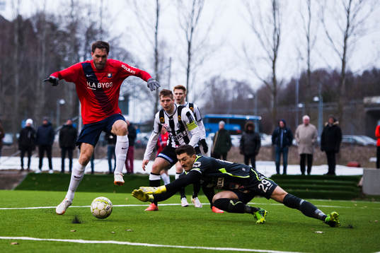 Landskronas målvakt Ivo Vazgec räddar ett läge för