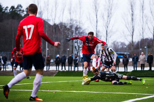 Landskronas målvakt Ivo Vazgec räddar ett läge för