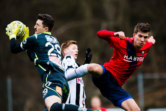 Landskronas målvakt Ivo Vazgec tar bollen