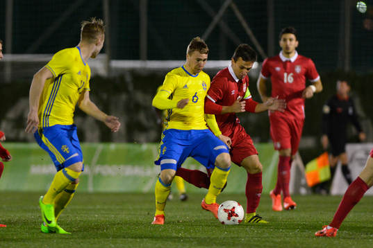 SIMON TIBBLING (6 SWEDEN) FIGHT A BALL WITH NERMANJA