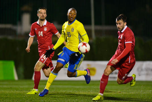 CARLOS STRANDBERG (10 SWEDEN) PASS THE BALL