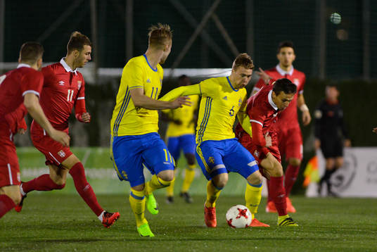 SIMON TIBBLING (6 SWEDEN) FIGHT A BALL WITH NERMANJA