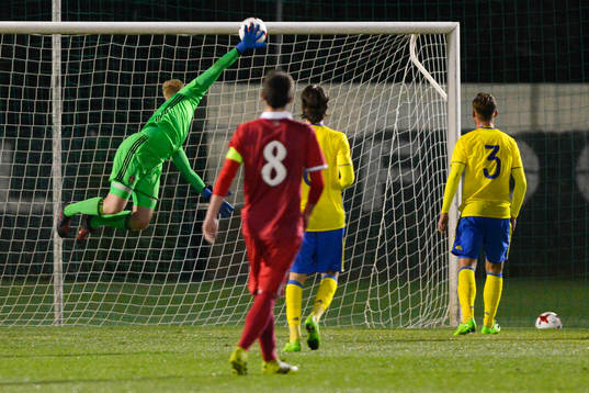 TIM ERLANDSSON (1 SWEDEN) DRAWS A BALL