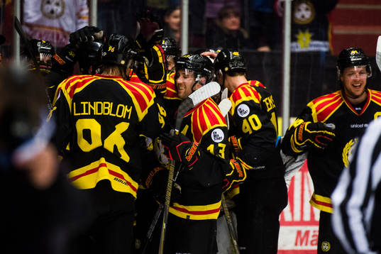 Brynäs spelare  jublar