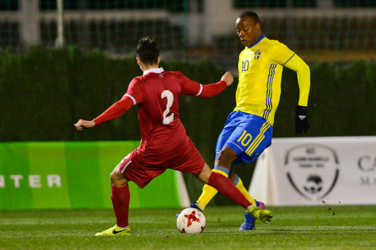 CARLOS STRANDBERG (10 SWEDEN) PASS THE BALL