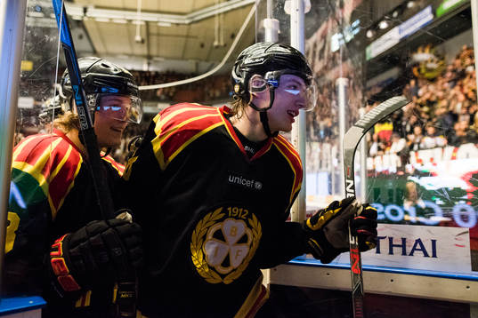 Brynäs Jesper Boqvist och Oskar Lindblom  jublar