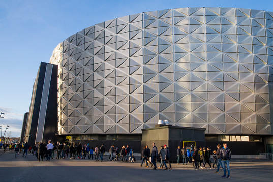 Exteriör av Friends Arena innan fotbollsmatchen i