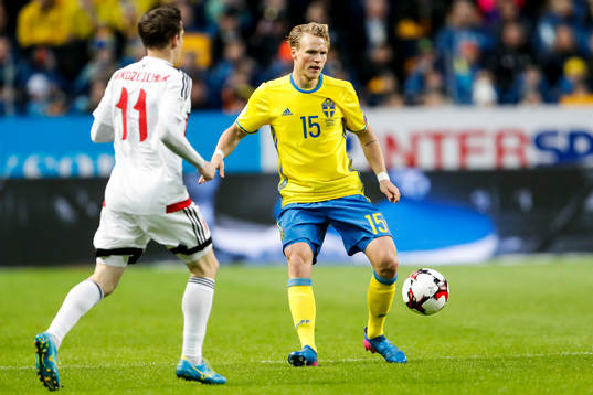 Sveriges Oscar Hiljemark och Belarus Mikhail Gordeichuk