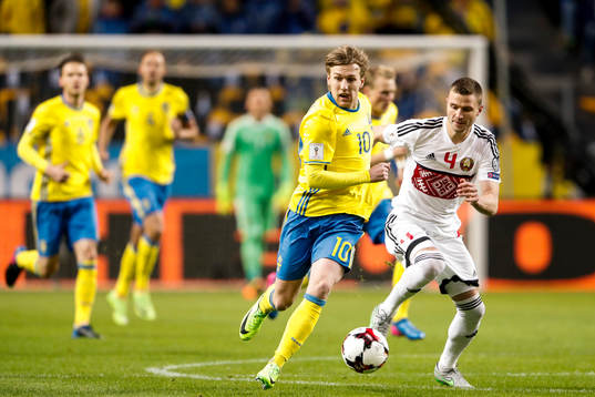 Sveriges Emil Forsberg och Belarus Igor Shitov