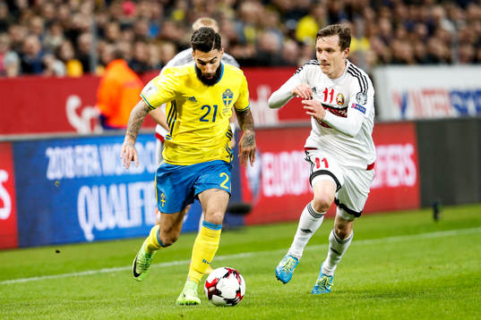 Sveriges Jimmy Durmaz och Belarus Mikhail Gordeichuk