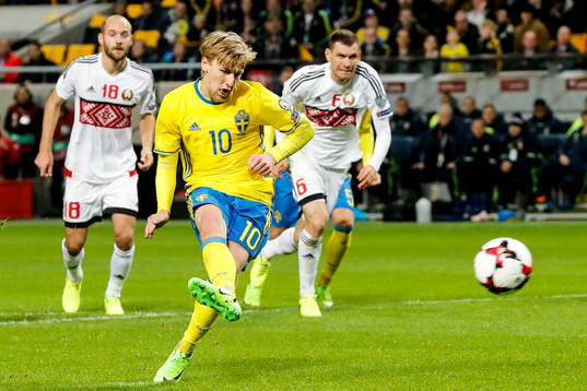 Sveriges Emil Forsberg gör 1-0 på straff