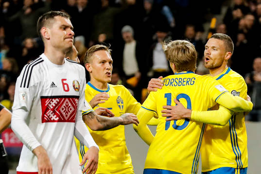 Sveriges Emil Forsberg jublar med Marcus Berg och Ludwig