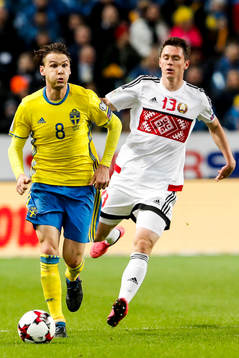 Sveriges Albin Ekdal och Belarus Nikolai Signevich