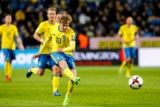 Sveriges Emil Forsberg testar skott