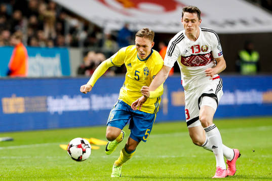 Sveriges Ludwig Augustinsson och Belarus Nikolai Signevich