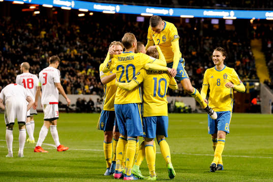 Sveriges Mikael Lustig och Ola Toivonen jublar med Emil