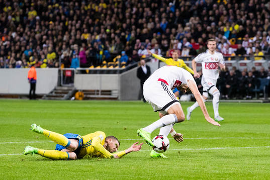 Sveriges Marcus Berg går omkull