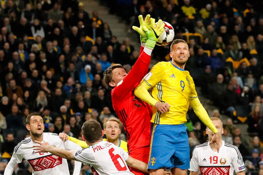 Sveriges Marcus Berg i luftduell med Belarus målvakt