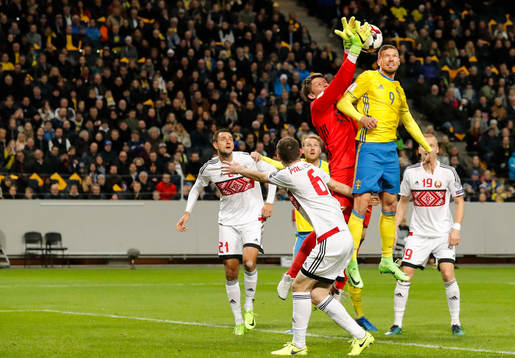 Sveriges Marcus Berg i luftduell med Belarus målvakt