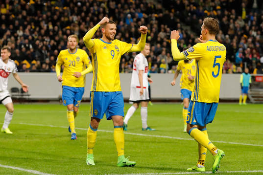 Sveriges Marcus Berg jublar med Ludwig Augustinsson
