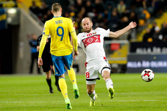 Sveriges Marcus Berg och Belarus Ivan Maevski