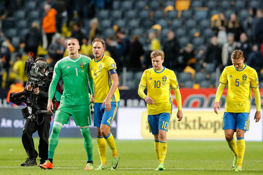 Sveriges målvakt Robin Olsen, Andreas Granqvist, Emil
