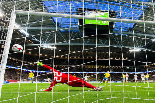 Belarus Andrei Gorbunov släpper in 1-0 på en straff