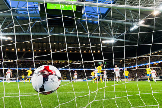 Sveriges Emil Forsberg gör 1-0 på straff