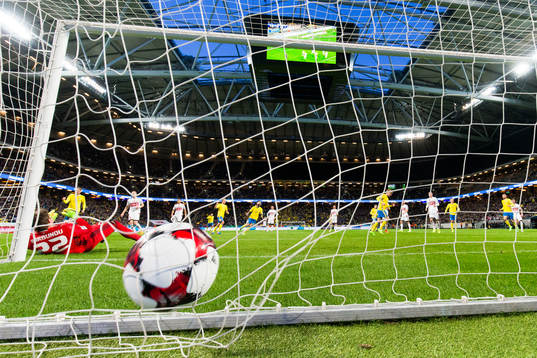 Belarus Andrei Gorbunov släpper in 1-0 på en straff