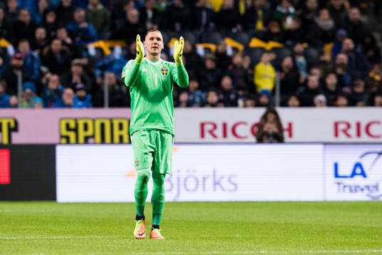 Sveriges målvakt Robin Olsen jublar