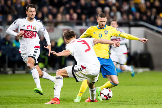 Sveriges Marcus Berg i kamp om bollen med Belarus Aleksandr