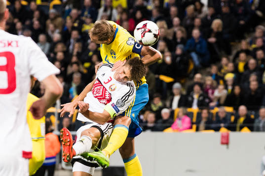 Sveriges Andreas Granqvist i en nickduell med Belarus