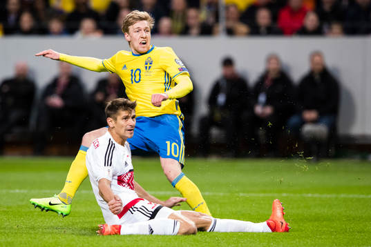Sveriges Emil Forsberg och Belarus Aleksandr Martynovich