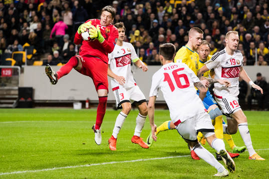 Belarus Andrei Gorbunov tar hand om bollen