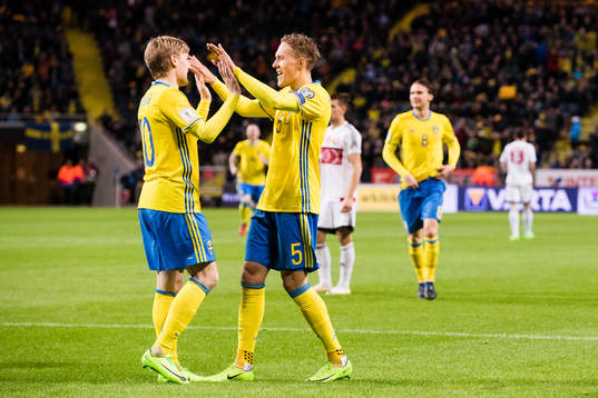 Sveriges Emil Forsberg och Ludwig Augustinsson jublar
