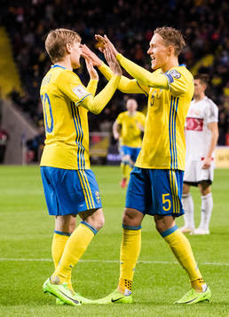 Sveriges Emil Forsberg och Ludwig Augustinsson jublar