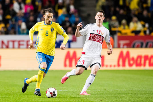Sveriges Albin Ekdal och Belarus Nikolai Signevich