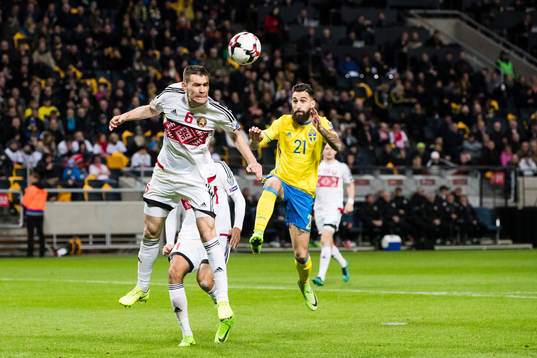 Belarus Sergei Politevich rensar undan bollen innan