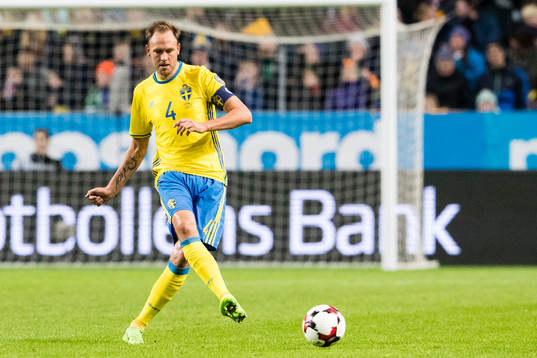 Sveriges Andreas Granqvist med bollen