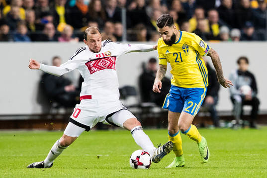 Belarus Renan Bressan i kamp om bollen med Sveriges Jimmy