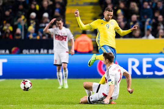 Sveriges Marcus Berg och Belarus Aleksandr Martynovich