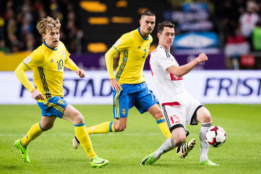 Sveriges Emil Forsberg och Mikael Lustig jagar Belarus