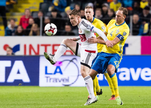 Belarus Stanislav Dragun i kamp om bollen med Sveriges