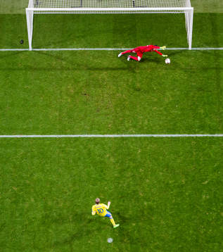 Sveriges Emil Forsberg gör 1-0 på straff bakom Belarus