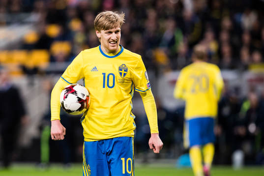 Sveriges Emil Forsberg förbereder sig för en straffspark