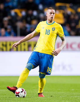 Sveriges Pontus Jansson med bollen